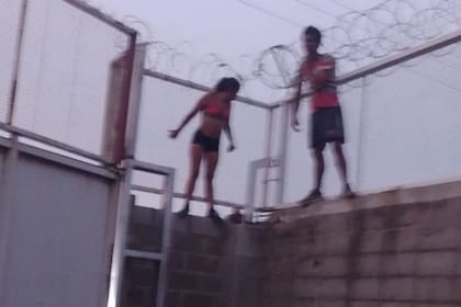 Cuando la policía llegó al mayorista se encontró con los ladrones subidos a la pared del depósito y atorados con el alambre de púa