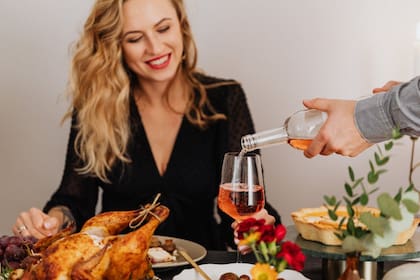 Cuando las sobras están calientes recién cocinadas, es crucial evitar dejarlas enfriar a temperatura ambiente (Foto Pexels)