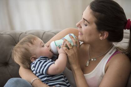 Cuando Laura empezó a darle la mamadera a Joaquín, pasó de la culpa al alivio
