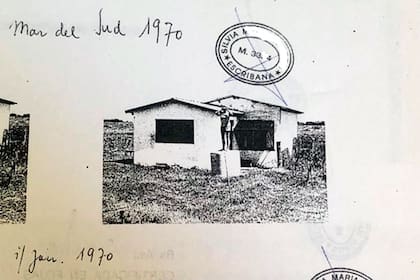 Cuando Laureano Clavero confirmó con Julio Mutti que Richard Schmidt era un nazi de relevancia en la Argentina, le pidió al propietario si podía compartirle, bajo estricta reserva, los documetos de la compra que había hecho a los tres hermanos alemanes