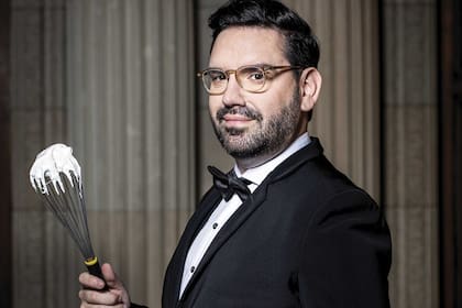 "Cuando leés la carta del restaurante, ves un listado con cinco postrecitos y te puede parecer algo fácil de definir, pero atrás lleva mucho tiempo y trabajo", dice.