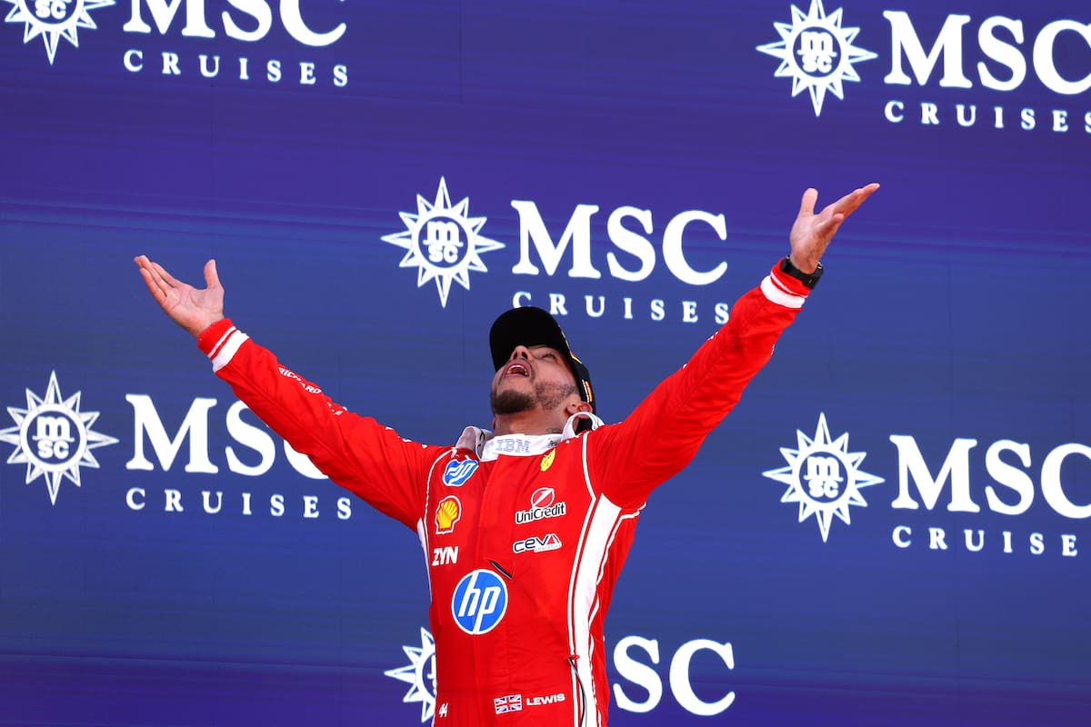 Cuando Lewis Hamilton cruzó la línea de meta, desató el festejo de Ferrari; el británico y un triunfo para la historia