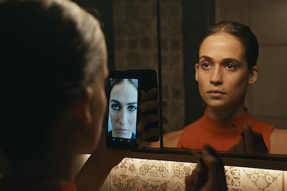 Cuando llega a Teherán, Tamar debe asumir una nueva identidad
