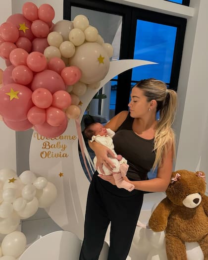 Cuando llegaron a casa las esperaba una gran decoración con globos (Foto: Instagram @soficalzetti)