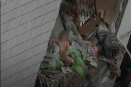 Cuando llegaron los rescatistas, la menor estaba sentada en el borde de los restos del apartamento destruido y a punto de caer al vacío
