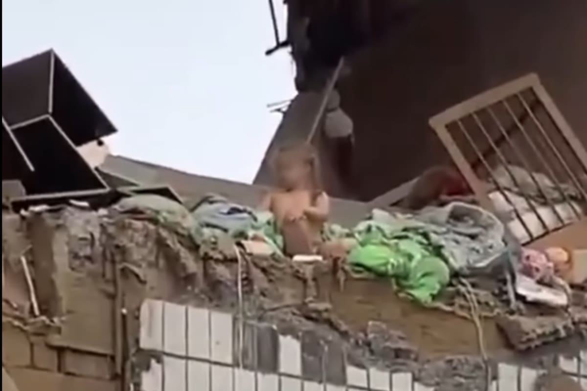 Cuando llegaron los rescatistas, la menor se encontraba sentada en el borde de los restos del apartamento destruido y a punto de caer al vacío