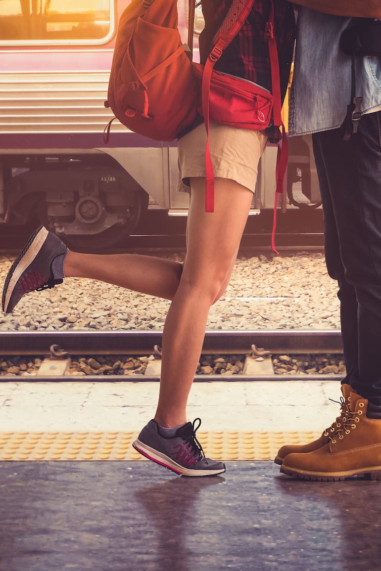 Cuando llegó el tren él la sorprendió