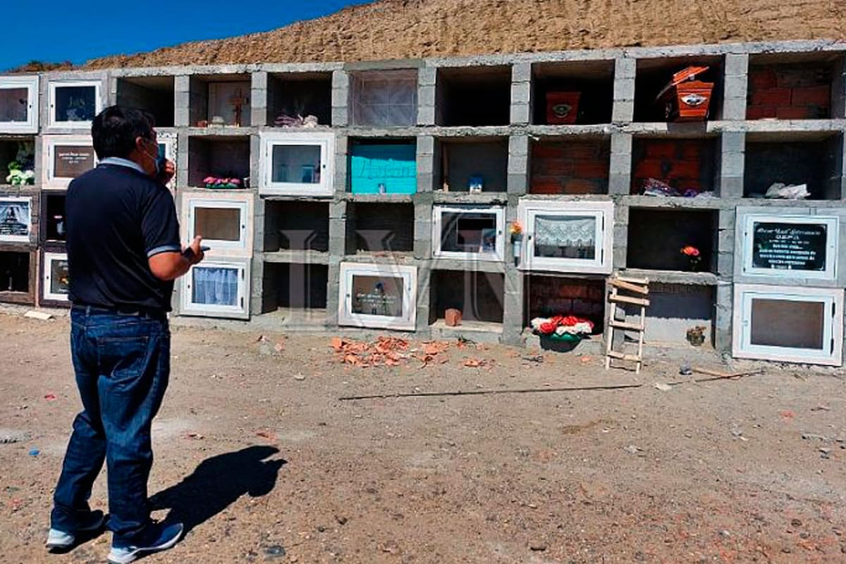 Cuando llegó la policía, los jóvenes escaparon y dejaron el ataúd abierto con los restos mortales del familiar al aire libre
