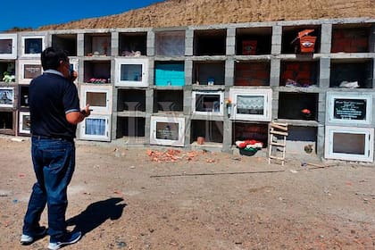 Cuando llegó la policía, los jóvenes escaparon y dejaron el ataúd abierto con los restos mortales del familiar al aire libre