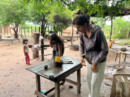 Cuando llueve, el piso se convierte en barro; los chicos andan descalzos porque Yesica no quiere que se les ensucien las zapatillas para ir al colegio