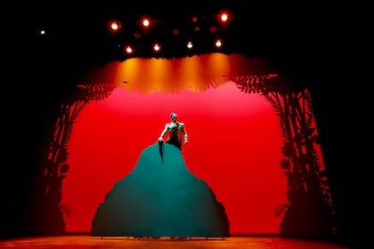 Cuando lo lateral se transforma en central: el hombre que perdió su sombra fue el espectáculo más visto en el Cervantes. Se presentó a las 15 horas y superó las obras programadas en la franja nocturna