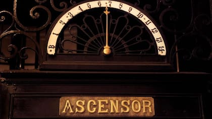 Cuando los ascensores eran una novedad, la música servía para calmar a los pasajeros, evitar el silencio incómodo y dar una sensación de sofisticación.