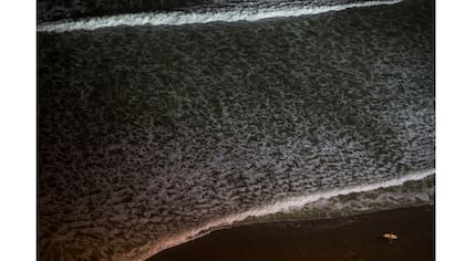 Soñar con una playa de noche puede ser un indicador de la necesidad de salir de la rutina
