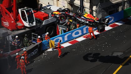 Cuando los comisarios levantaron el RB19 otras escuderías se detuvieron en el suelo del monoplaza que tanta intriga genera