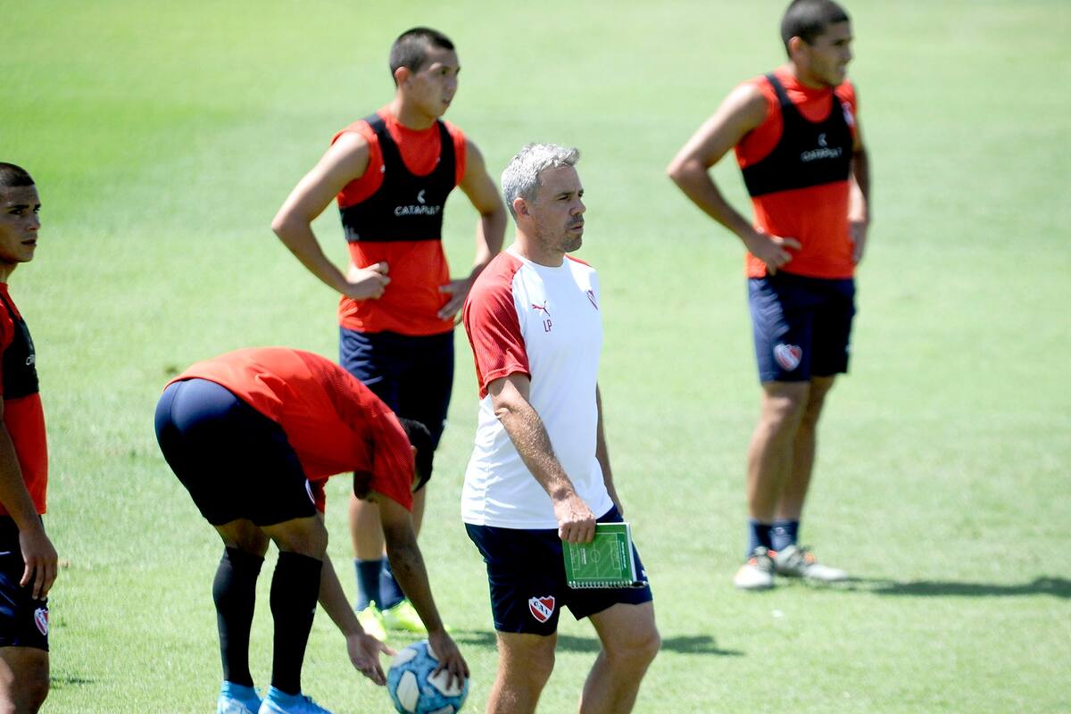 Cuando los equipos argentinos vuelvan a las prácticas deberán tomarse medidas de distanciamiento social y los planteles serán divididos en grupos de no más de seis personas.