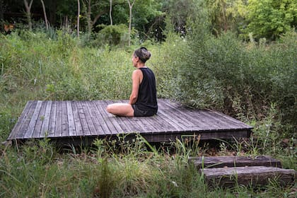 Cuando los materiales dialogan con el paisaje, el jardín logra un lenguaje más íntimo y disfrutable