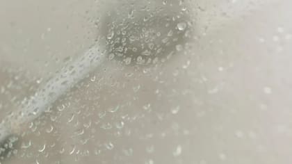 Cuando los minerales se solidifican, tapan los orificios de la ducha