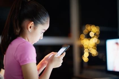 Cuando los padres y madres está preocupados por la escasa atención por el uso de la tecnología, sus hijos compiten por la atención y terminan siendo distraídos con otra pantalla