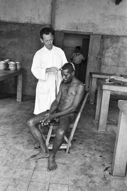 Cuando los supuestos pacientes llegaban en el tren, eran separados por sexo, edad y características físicas; a los hombres los rapaban, y a todos los obligaban a un baño público para desinfectarlos (Foto: Luiz Alfredo)
