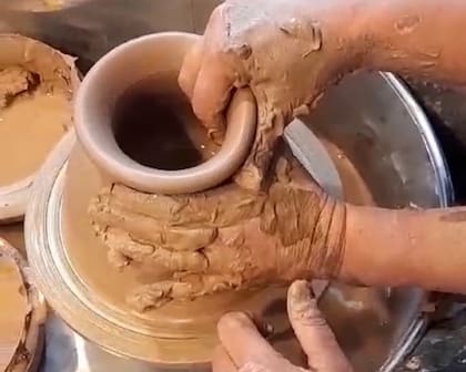 "Cuando me siento en el torno es como que el tiempo se detiene".