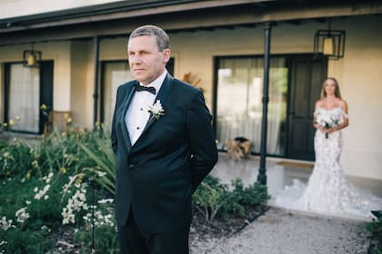 “Cuando me vio vestida de novia por primera vez fue el momento más emocionante; lloramos mucho”, recordó Calvagni sobre ese encuentro padre e hija que jamás olvidará.