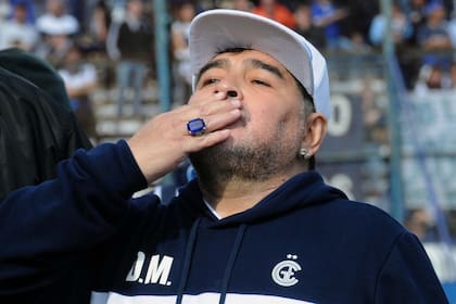 Cuando murió, Diego Maradona trabajaba como DT de Gimnasia y Esgrima