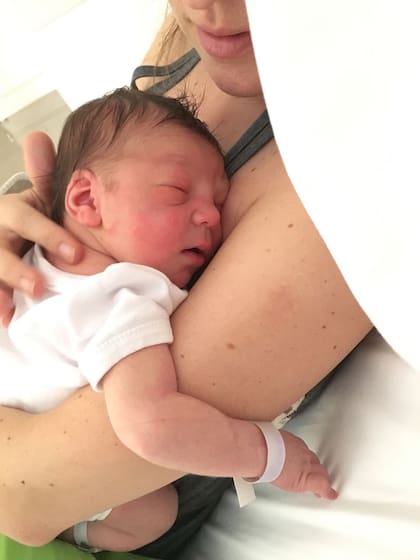 Cuando nació su primer hijo, quien también manifestó alta sensibilidad, todo el mapa se reconfiguró: poner límites firmes sin culpa ni vergüenza ante reuniones familiares o exigencias sociales dejó de ser una opción negociable para volverse una necesidad vital de crianza