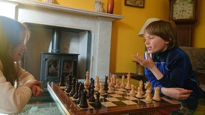 Cuando no practica en el club, Freddy juega con su hermana Josephine