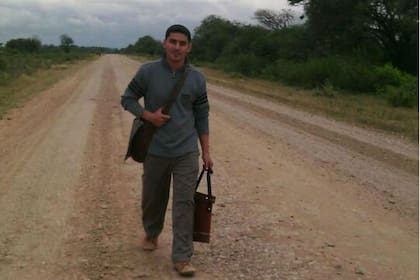 Cuando no puede llegar en moto a alguna finca sigue un tramo a pie