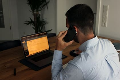 Cuando no se recibe el pago del Seguro Social, primero hay que comunicarse con el banco (Unsplash/David Hahn)