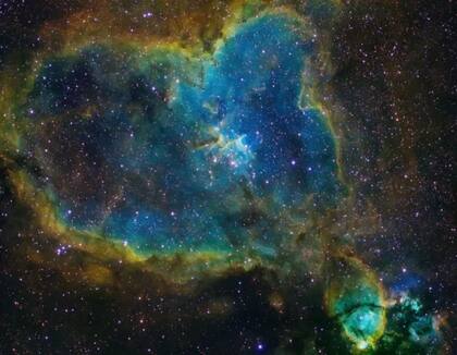 Cuando nos movemos a escalas más allá de nuestra imaginación, el Universo se comporta de maneras extraordinarias. (La Nebulosa del Corazón, en el Brazo de Perseo de la Vía Láctea)