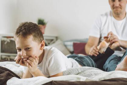 Cuando nos provocamos a nosotros mismos una sensación táctil, el sistema somatosensorial la percibe con menos intensidad