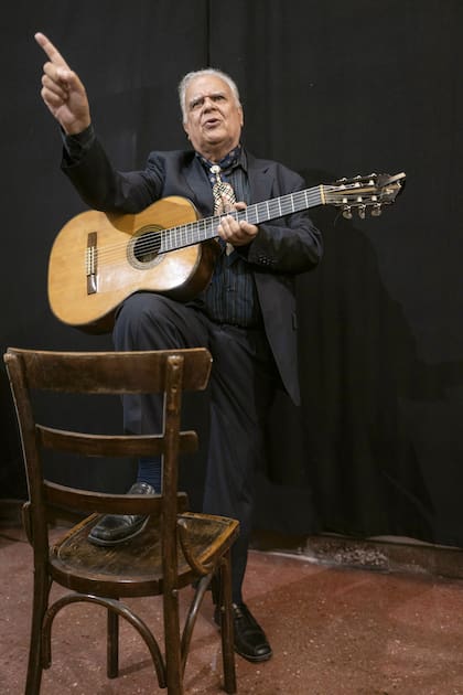 Cuando pasa al frente José Curbelo, todos callan