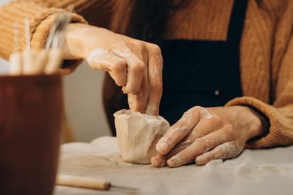 "Cuando por fin me animé a trabajar el pan de arcilla que había pedido, salí al patio abrigada por el frío, pellizqué un pedazo y empecé a formar una bolita entre las palmas. El miedo convivía con el gesto, pero lo logré", recuerda Gabriela