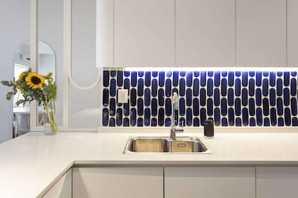 “Cuando prendés el led del bajo mesada, se genera un movimiento lindísimo en la superficie”. Los azulejos son de @azulejos_azul_marino