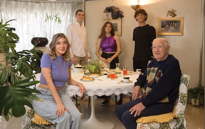 Cuando pueden compartir una comida o un encuentro –la rutina familiar siempre se arma en torno al fútbol y a los momentos en que Macaya Márquez puede estar en casa–, los chicos aprovechan para conversar con su abuelo.