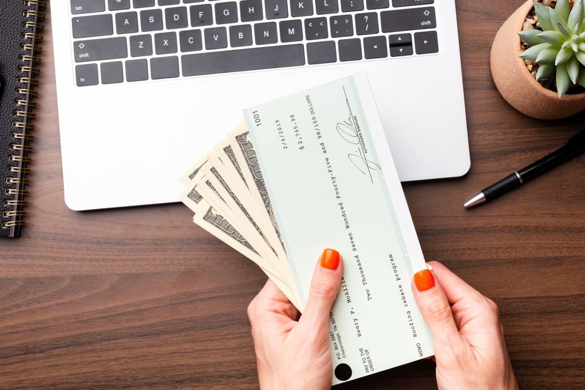 Cuando recién se llega a EE.UU., es muy común que se pague mediante cheque (Archivo)