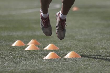 Cuando regresen a entrenarse, los futbolistas deberán seguir estrictos protocolos de higiene y seguridad