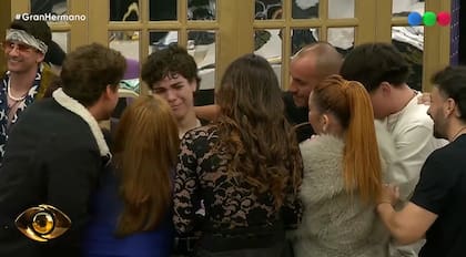 Cuando Roxana se fue de la casa, todos acudieron a abrazar a Juanicar