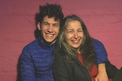 "Cuando salgo del teatro mucha gente se me acerca para hablarme de mi vieja y darme sus condolencias. Por un lado, es muy lindo, y por otro, me descoloca porque salgo de hacer la función con la cabeza en otra parte", aseguró su hijo, Fausto Bengoechea