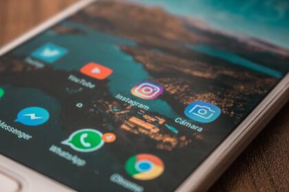 Cuando se activa la privacidad avanzada, los chats seleccionados desaparecen de la vista principal y se ocultan en un espacio seguro (Foto ilustrativa: PIXABAY)