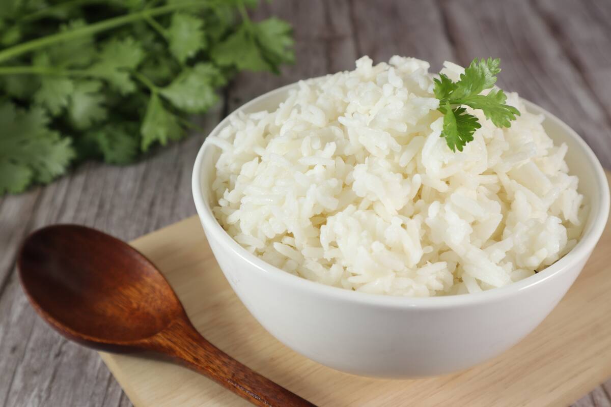 Cuando se cocina arroz siempre conviene hace de más y guardarlo en la heladera para utilizarlo en otras cociones ahorrando tiempo.