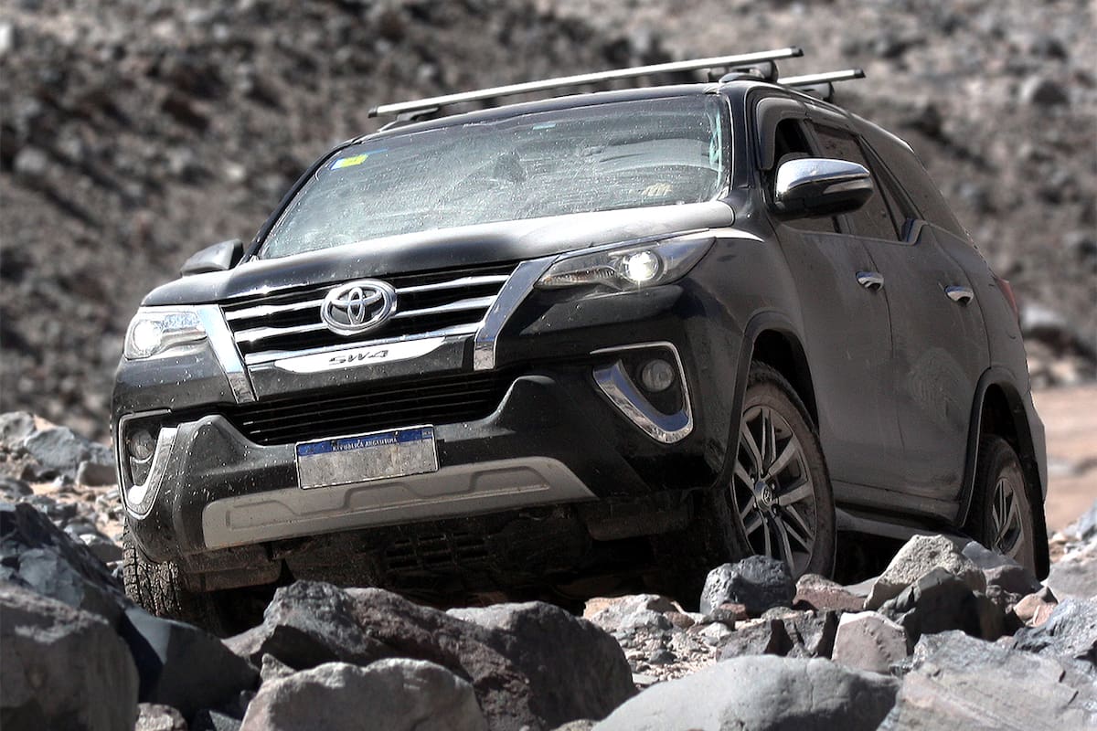 Cuando se encaran las rocas es fundamental hacerlo a muy baja velocidad, con la tracción en baja y en primera marcha
