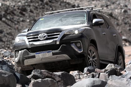 Cuando se encaran las rocas es fundamental hacerlo a muy baja velocidad, con la tracción en baja y en primera marcha