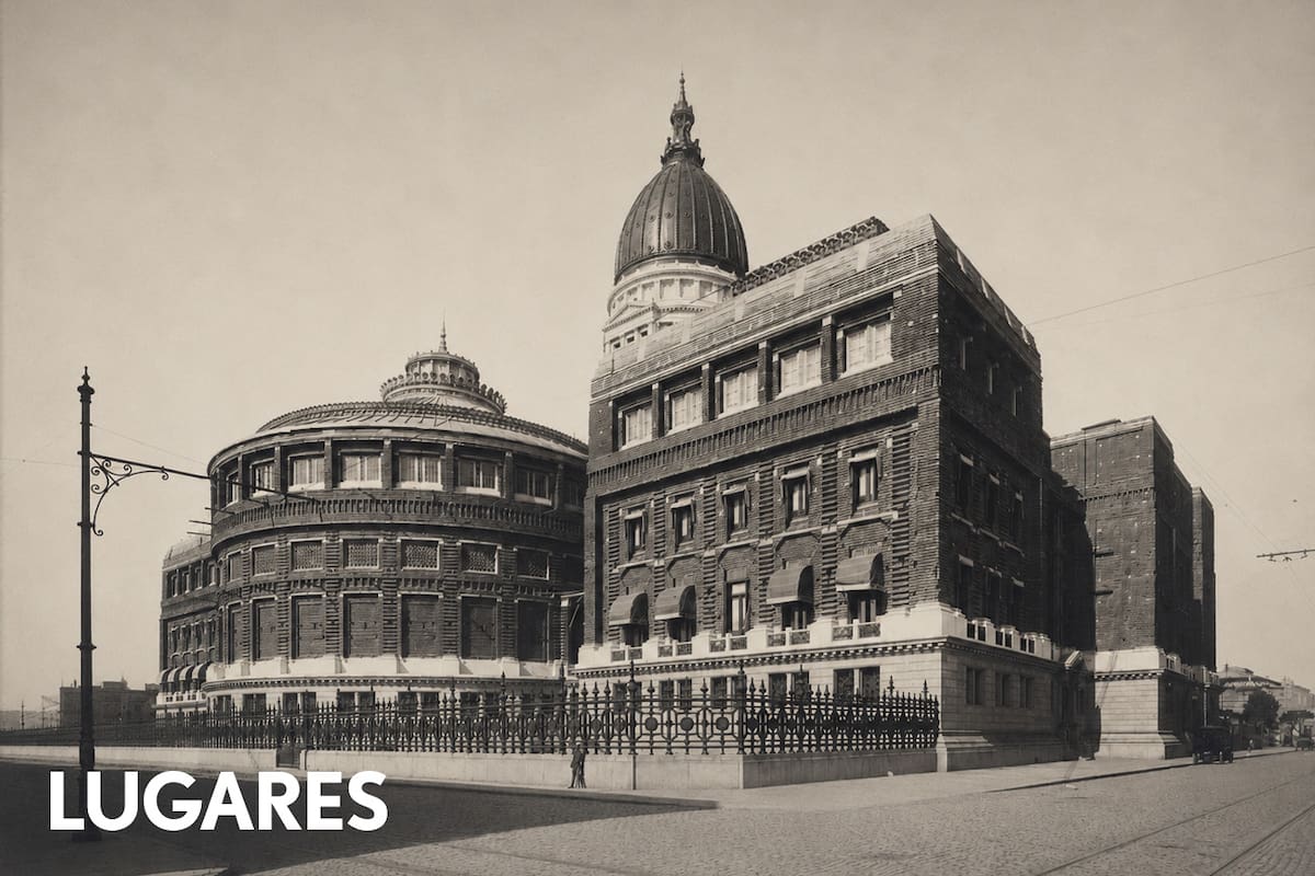 Cuando se inauguró, en 1906, el Congreso aún carecía de su revestimiento de piedra. En esta foto, tomada en 1910, se observa la cúpula recién terminada.