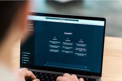 Cuando se le solicita a ChatGPT que "realice un roast", se le pide que genere comentarios humorísticos de tipo satírico o irónico sobre una persona (Foto de carácter ilustrativo: Freepik)