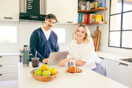 Cuando se mudaron, acordaron cómo querían decorar su casa: mucho blanco, colores cálidos y madera. Y, durante el proceso, volcaron sus ideas en un tablero de Pinterest.
