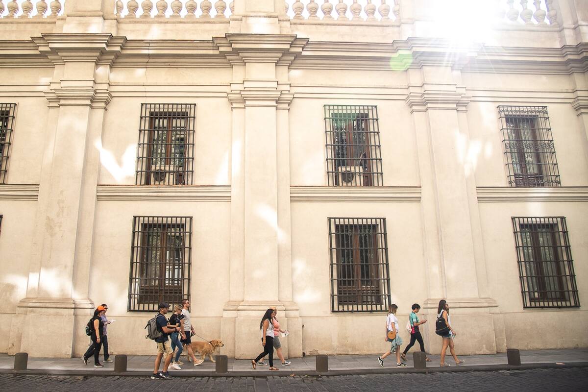 Cuando se pasa por el Palacio de La Moneda cuentan que las chilenas pudieron acceder a cargos públicos a partir de 1949
