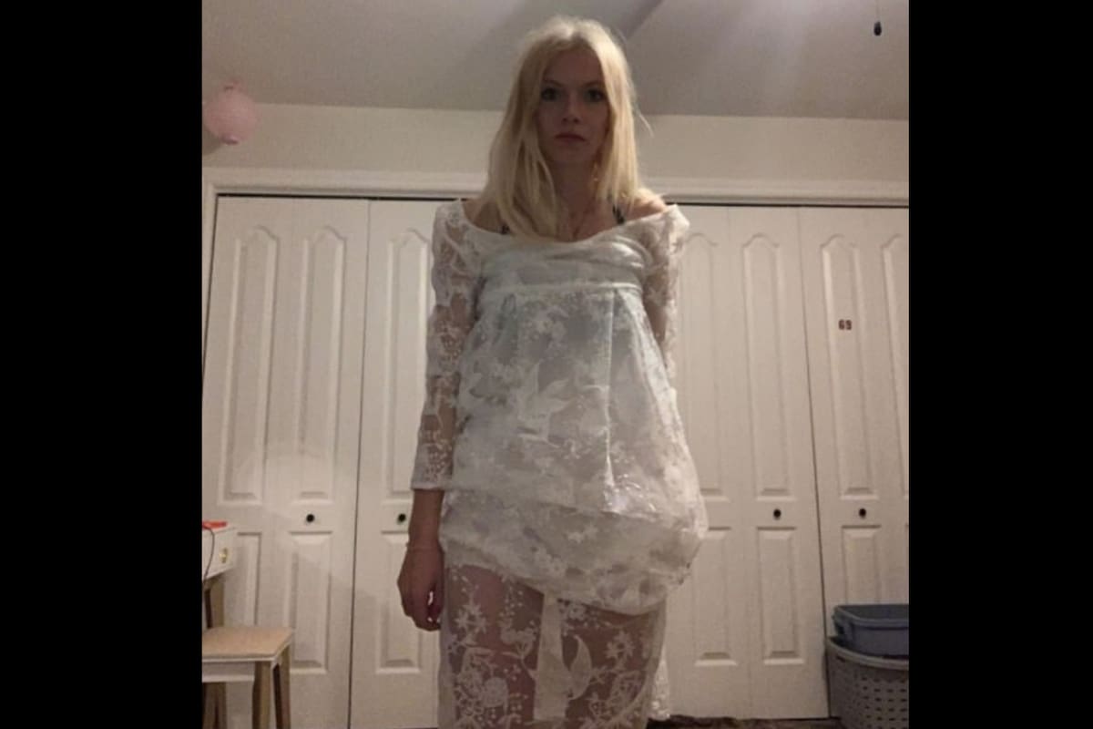 Cuando se probó el vestido, vio que era muy diferente a como lo habían presentado para la venta