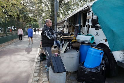 Cuando se quedó sin trabajo y el alquiler se le hizo imposible, Marcelo convirtió un camión en casa y se instaló junto a su hijo en el Parque Centenario